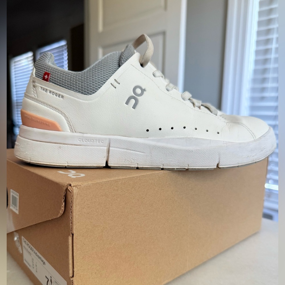🎀On THE ROGER Advantage white rose women size 7 in good used condition🎀